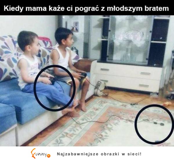 Kiedy mama każe ci pograć z młodszym bratem