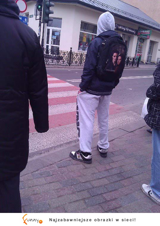 Zobacz jaki ma plecak! Prawdziwy z niego dres! Ale beka ;D