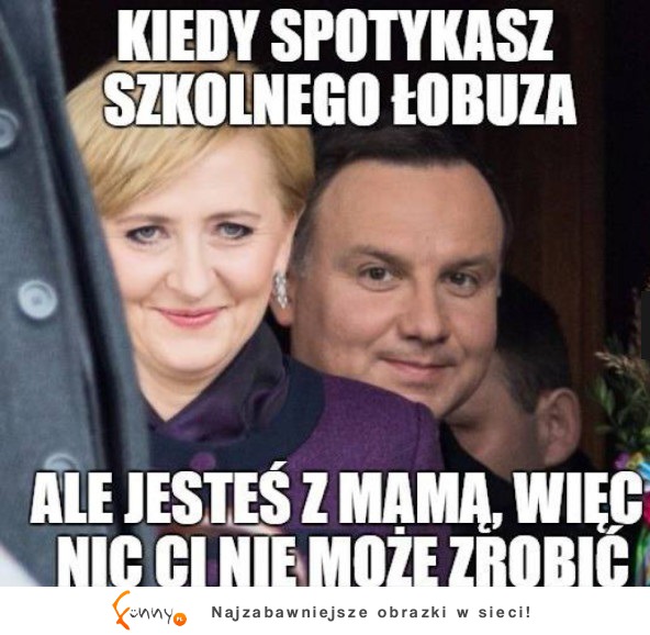 Chowa się za mamą