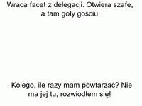 Facet wraca z delegacji, otwiera szafę a tam... goły facet XD