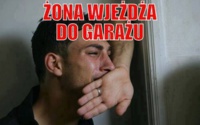 Żona wjeżdza do garażu...