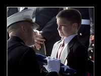 Poświęcenie żołnierza... Patrząc na tego chłopca każdego chwyci za serce :(