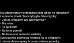 Na leżakowaniu chłopczyk sprawdza czy jego koleżanka jest dziewczynką...