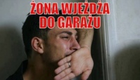 Żona  wjeżdża do garażu
