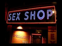 W sex-shopie starsza, dystyngowana pani interesuje się sztucznymi członkami.  Ale pomyłka! Zobacz ! XD