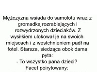 Facet wsiada do samolotu z gromadką dzieci... HAHA