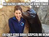 Szepcze coś