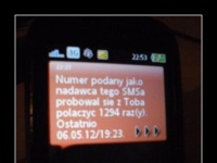 Wyszedł z baru pół godziny później, zobacz jakiego dostał smsa!