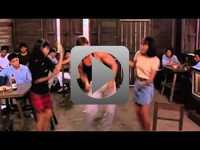 Van Damme w klipie Ona tańczy dla mnie