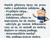 Policjanci maja trudną sytuację. Wzywaja posiłki i... HAHAH!