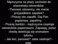 Facet zagaduje na plaży ratowników, częstuje ich papierosami i ogólnie gadka o życiu, aż tu nagle...