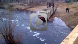 Rosyjski gąsienica porusza głęboką rzekę