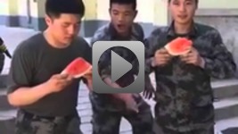 Konkurs jedzenia arbuza w armii Azji