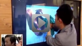 Azjatyckie skoncentrować się na rękę i TV
