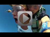 Reakcja dziewczyny na skok spadochronowy