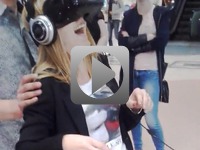 Dziewczyna emocjonalnie reagują na Oculus Rift