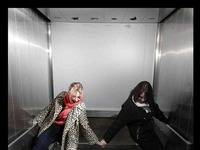 Jadą dwie blondynki windą, nagle winda się zacina. Jedna blondynka krzyczy! :)
