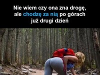 chodzę za nią