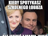 Chowa się za mamą