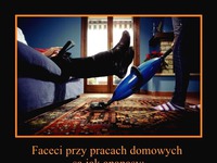 Faceci przy pracach domowych