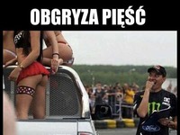 Obgryza pięść jak ja przed egzaminem XD CIEKAWE DLACZEGO :D