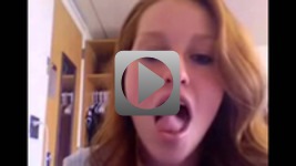 Dziewczyna pokazano sztuczki ze swoim językiem