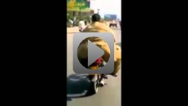 Człowiek bardzo gruby jazdy na motocyklu w Indiach